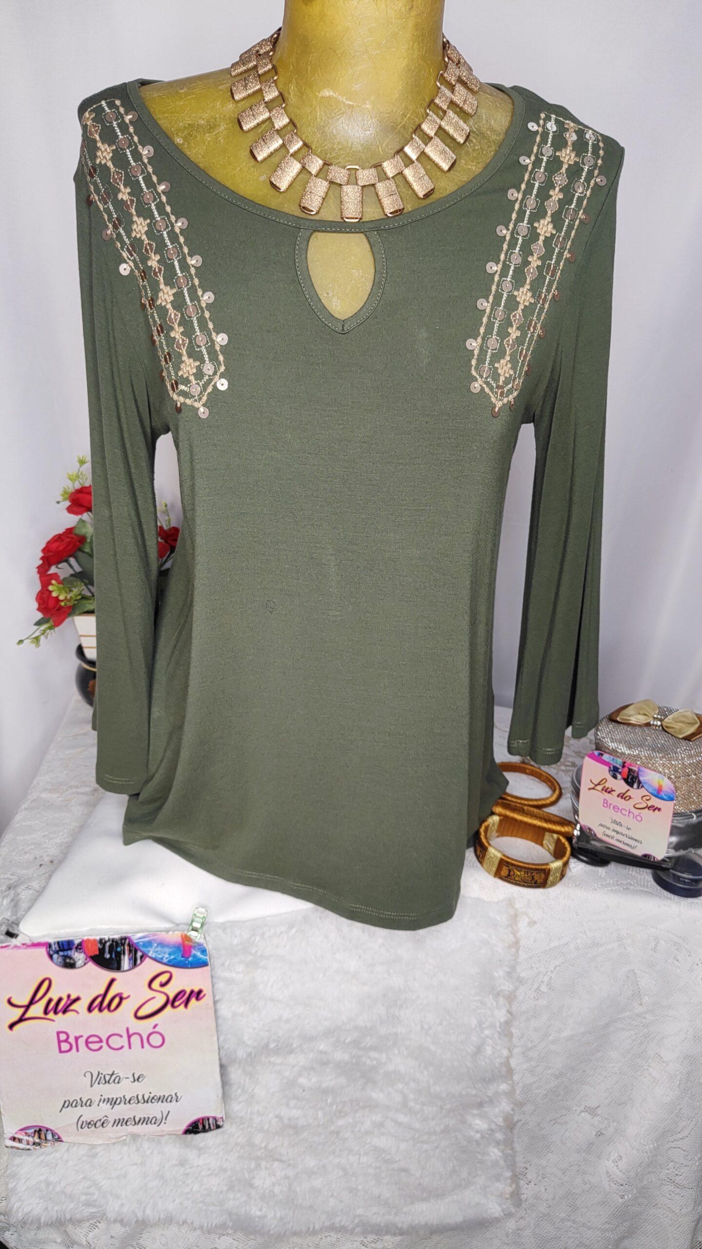 Blusa de tecido malha. Meia Manga. Tam M