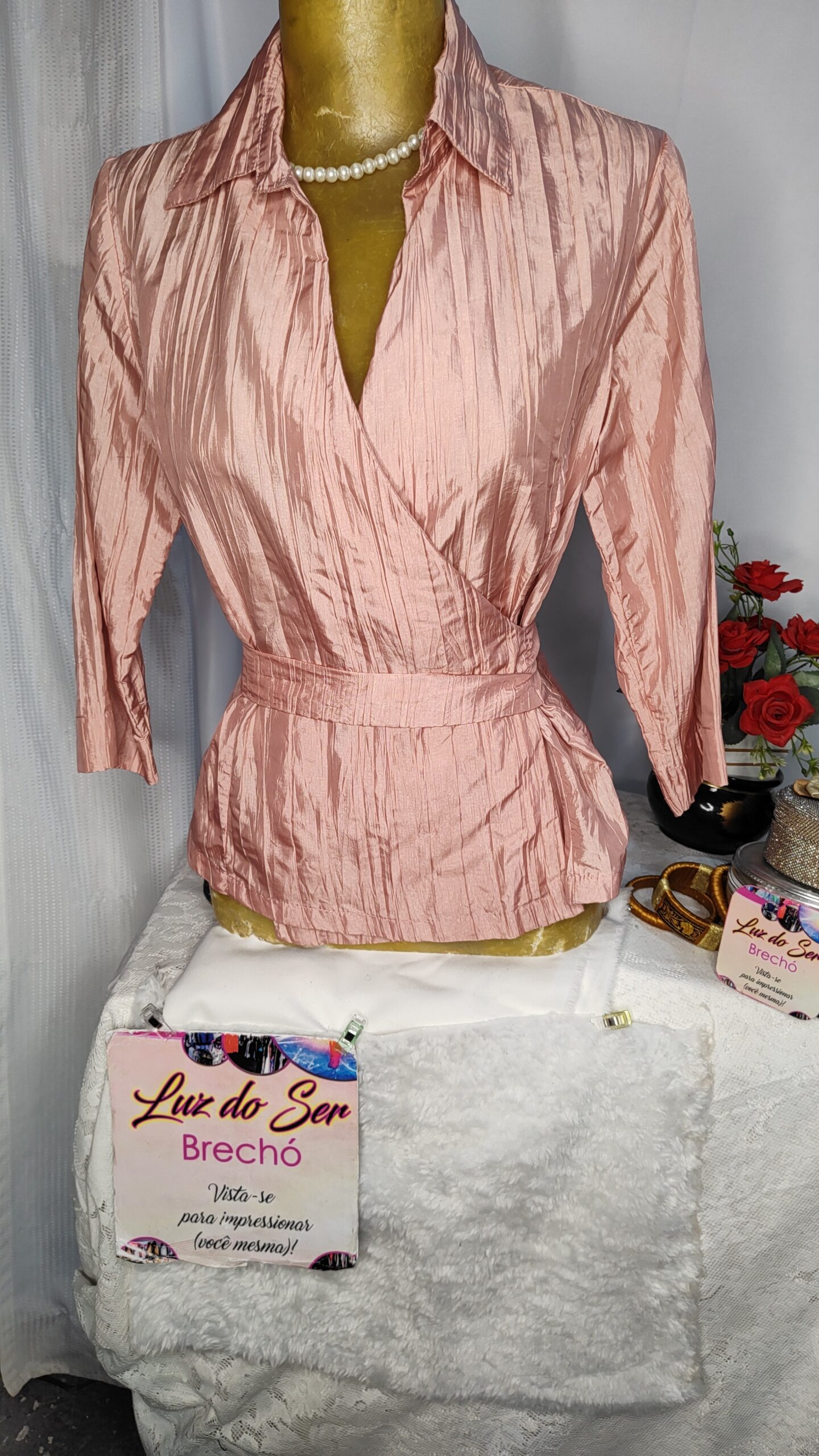 Blusa Transpassada. Tecido Acetinado. Tam M