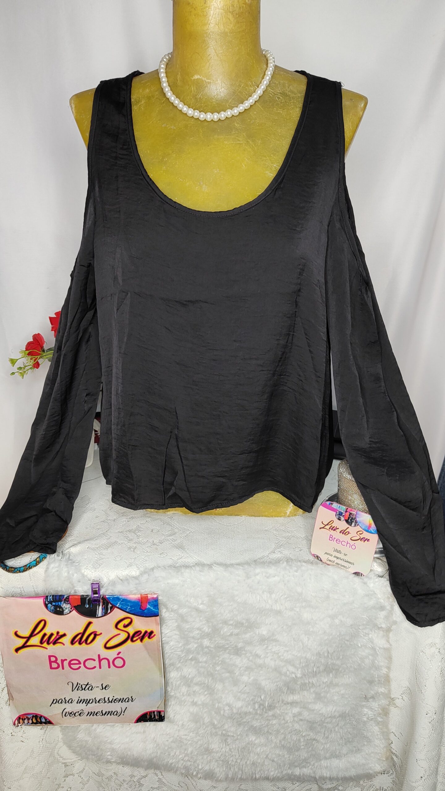 Blusa Feminina de Tecido Fino. Manga Longa. Com Ombros á mostra.  Tam M