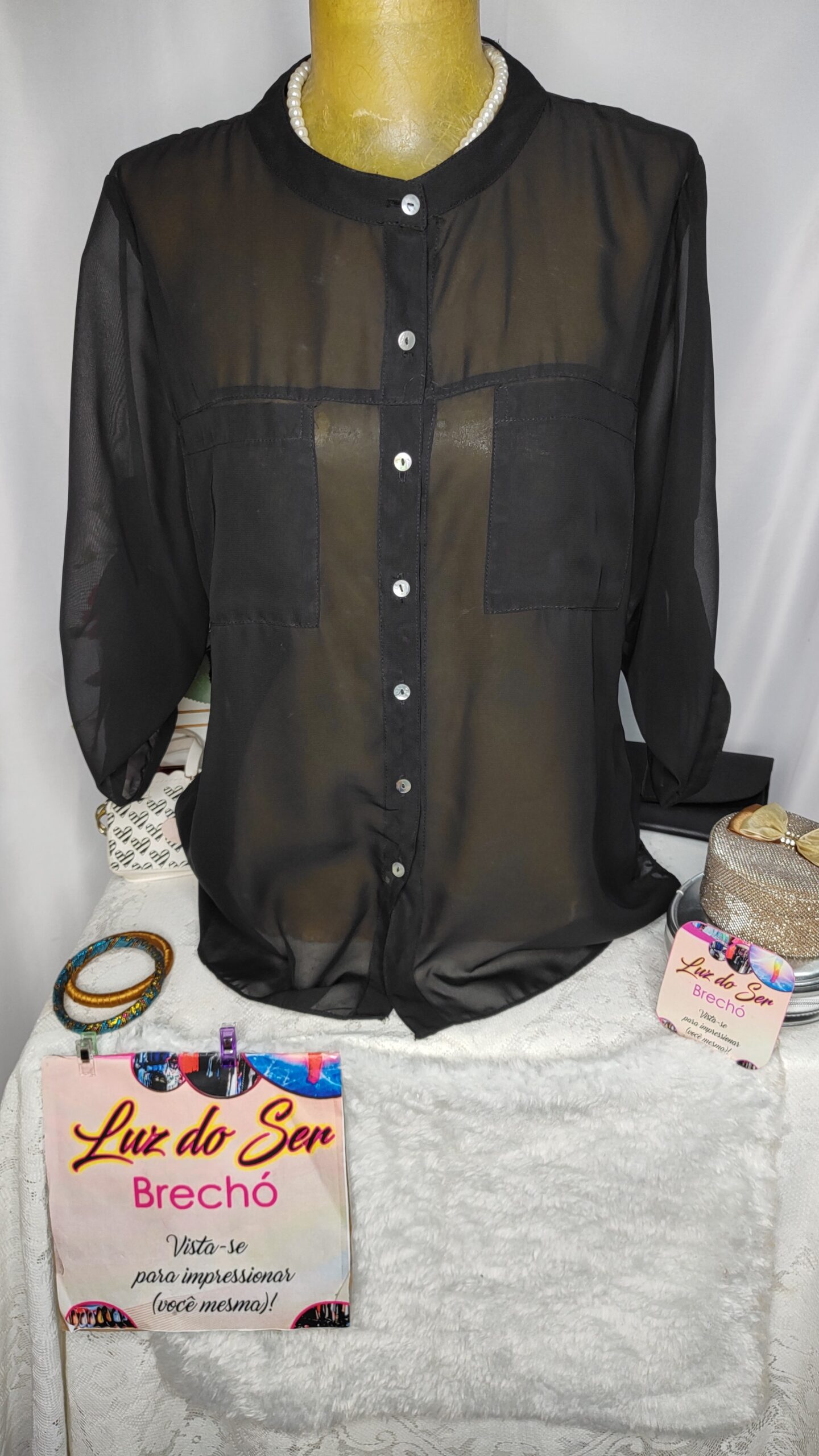 Blusa Feminina de Tecido fino. Um pouco Transparente.  Tam M