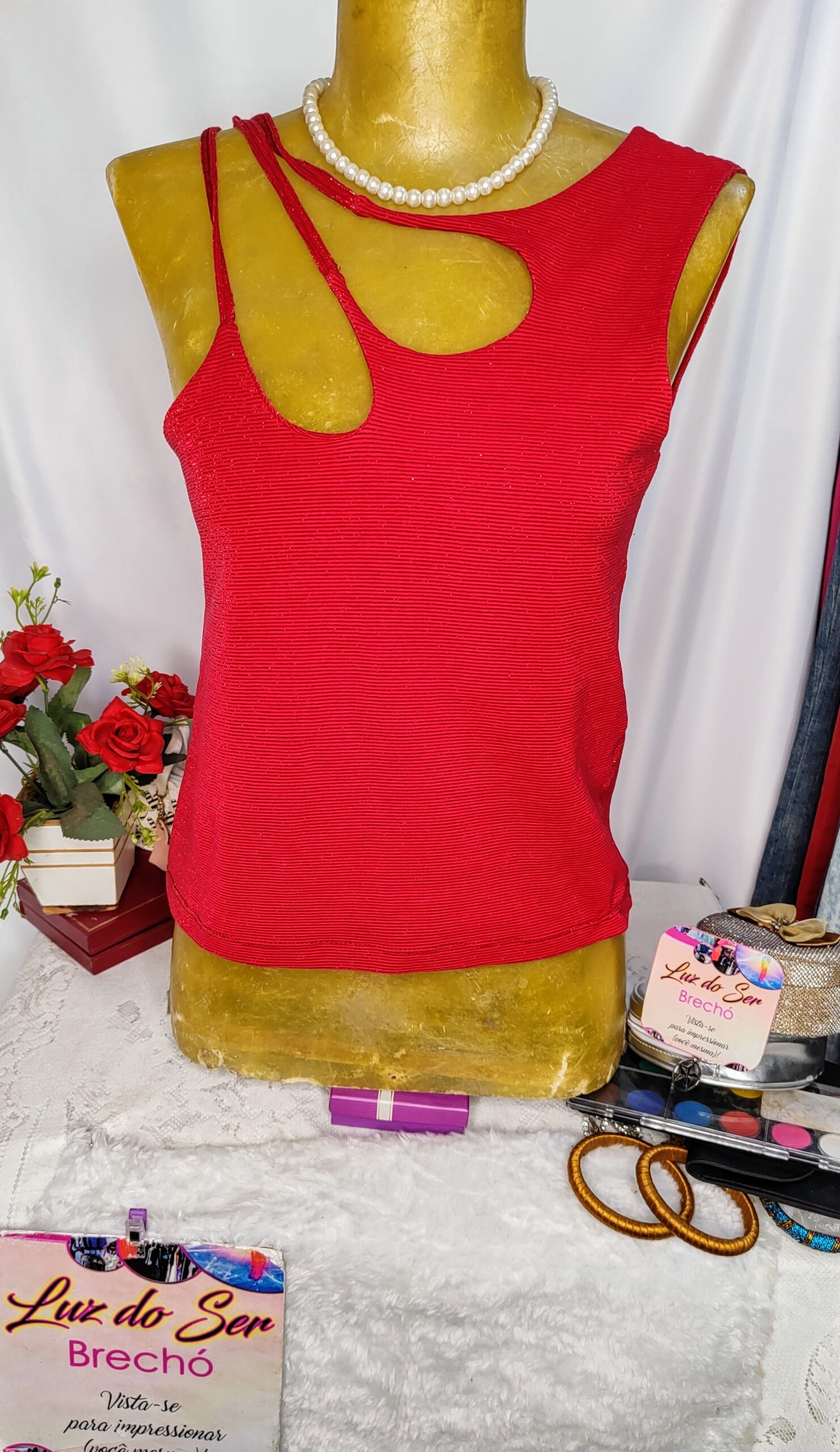 Blusa Curta vermelho com Brilho. Tam M