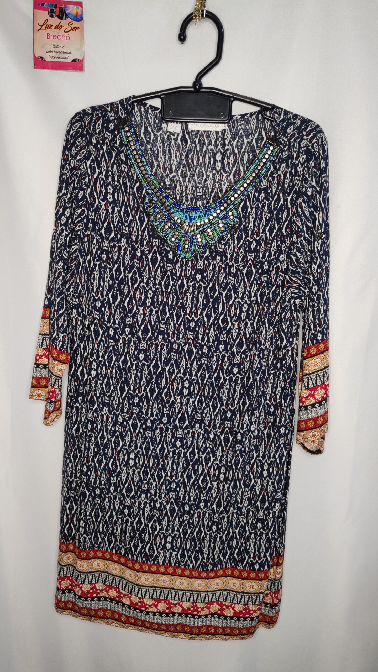 Vestido. Tecido Viscose. Com Miçangas na Gola. Tam M