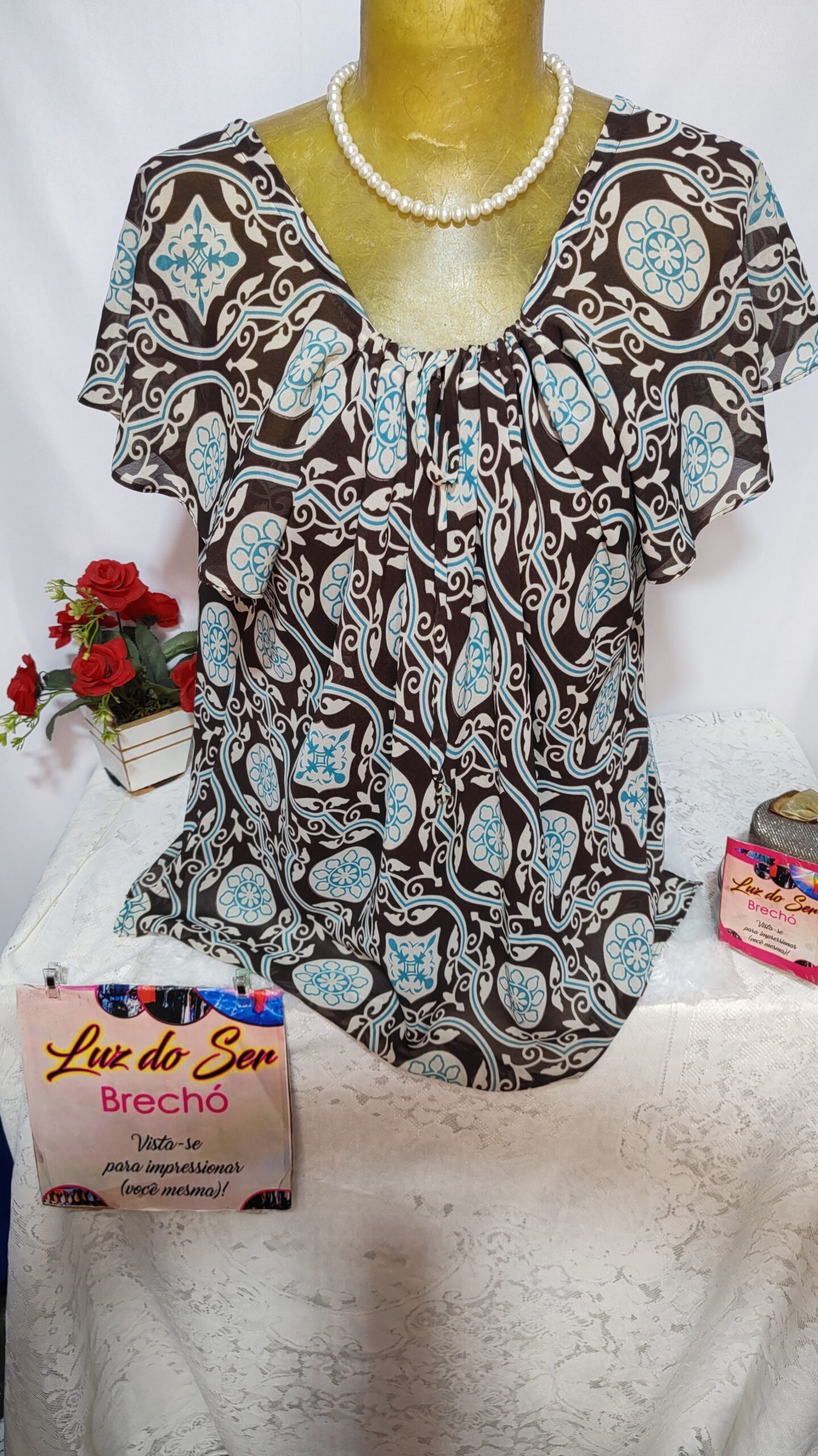 Blusa Feminina. Tecido fino. Forrada. Tam M